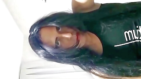 Amateur brunette with big ass is a sexy babe for a guy