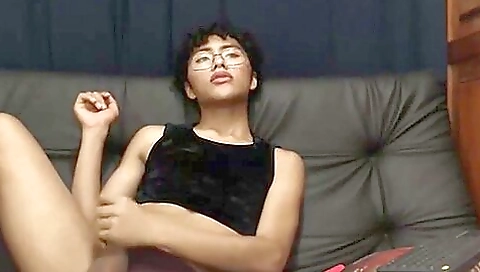 Colombian woman shows off a nice body in this homemade video