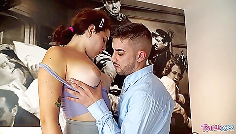 Amateur brunette with a large ass and big tits 093