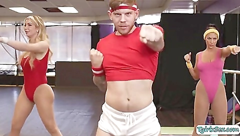 Tattooed babe gets off on a huge and amazing sex scene